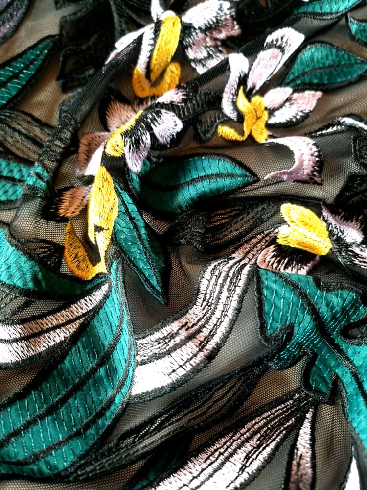 Broderie pe suport de tulle fin - model cu ghirlande, Verde/Galben/Negru - imagine 2