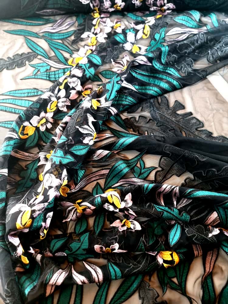 Broderie pe suport de tulle fin - model cu ghirlande, Verde/Galben/Negru - imagine 3