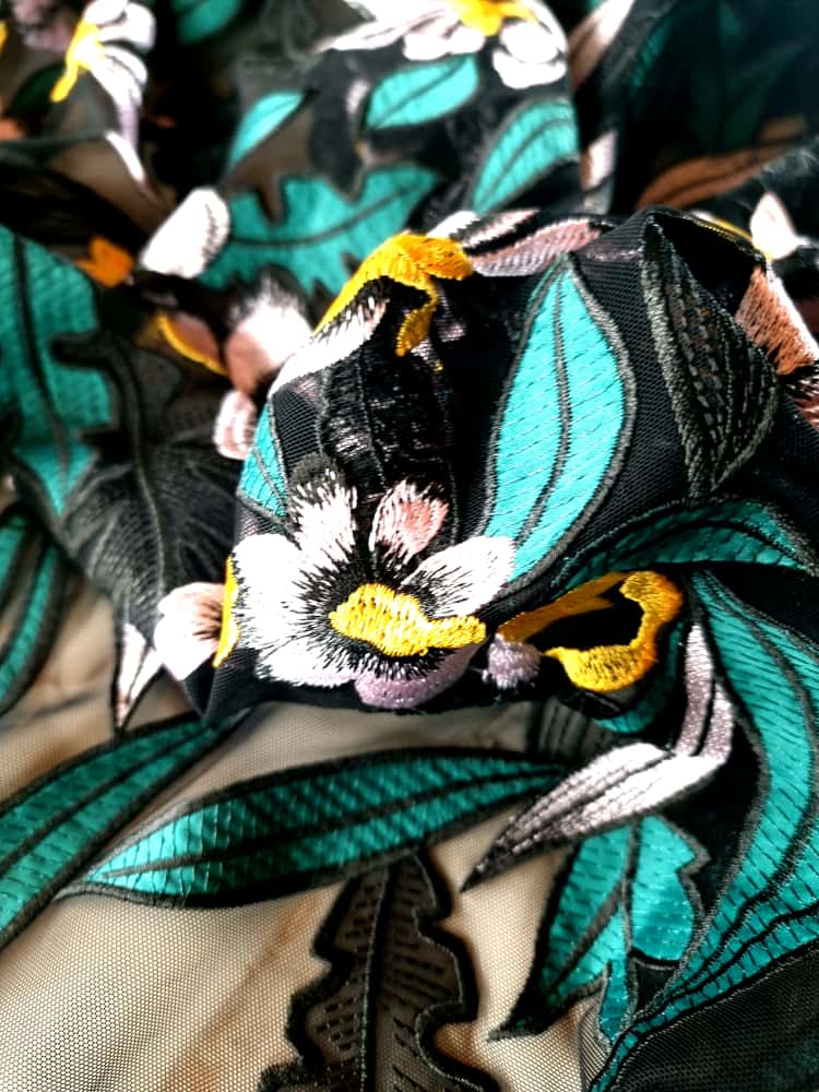 Broderie pe suport de tulle fin - model cu ghirlande, Verde/Galben/Negru - imagine 4