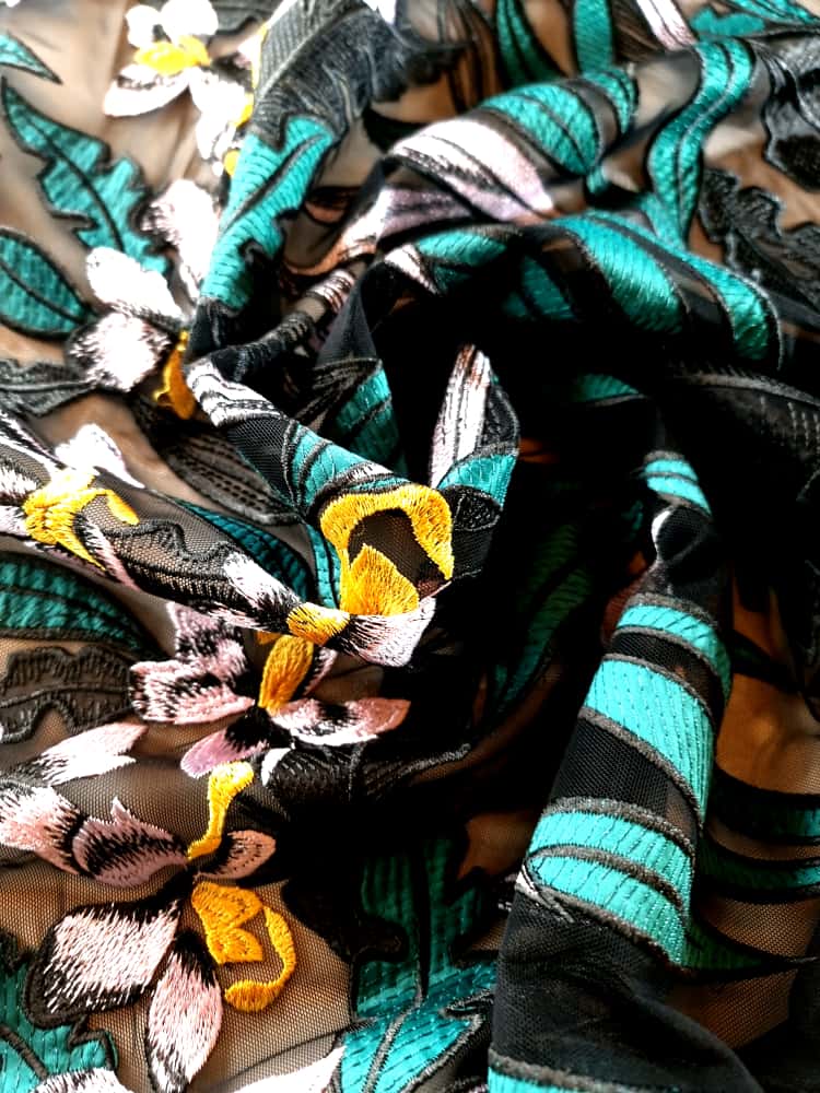 Broderie pe suport de tulle fin - model cu ghirlande, Verde/Galben/Negru - imagine 5