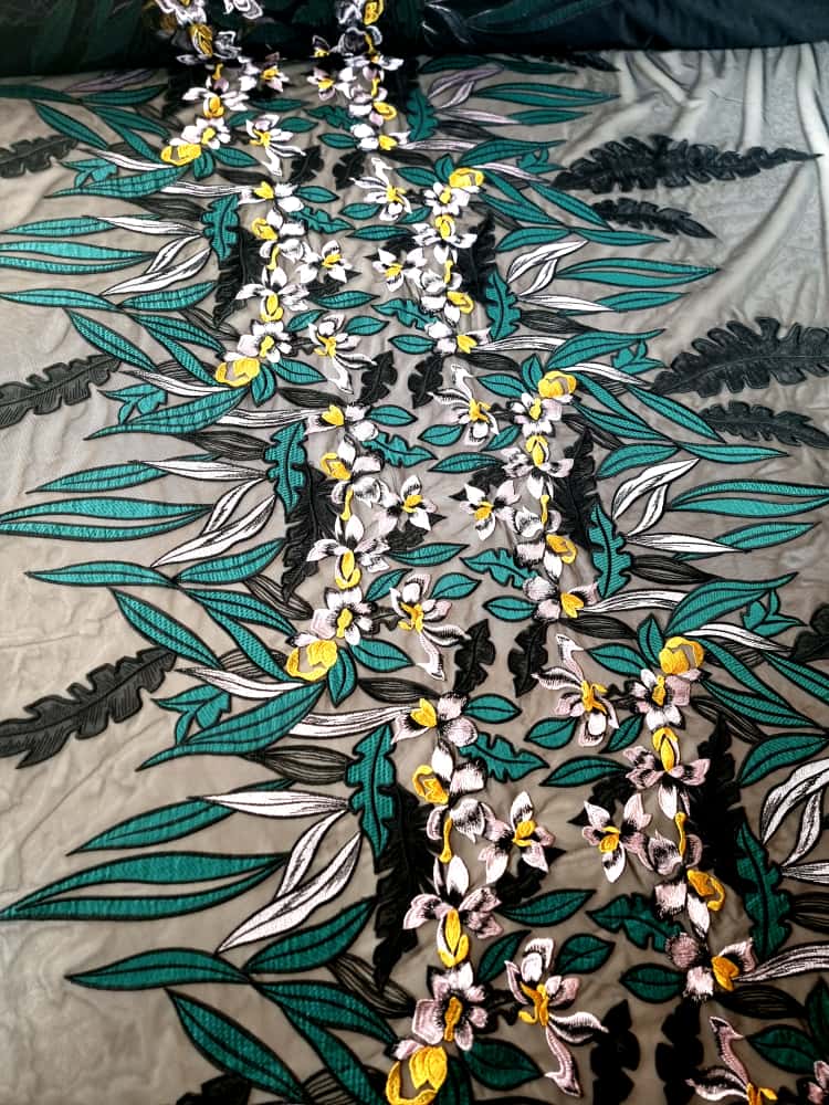 Broderie pe suport de tulle fin - model cu ghirlande, Verde/Galben/Negru - imagine 6