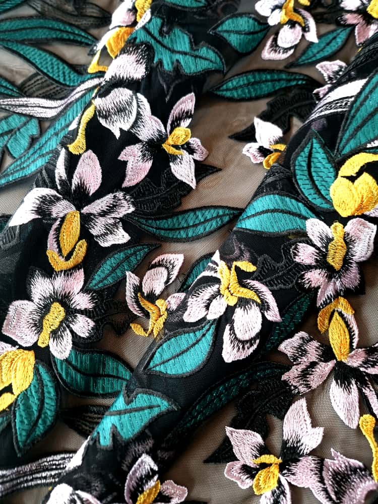 Broderie pe suport de tulle fin - model cu ghirlande, Verde/Galben/Negru - imagine 7