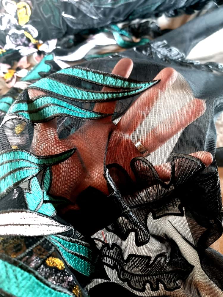 Broderie pe suport de tulle fin - model cu ghirlande, Verde/Galben/Negru - imagine 8