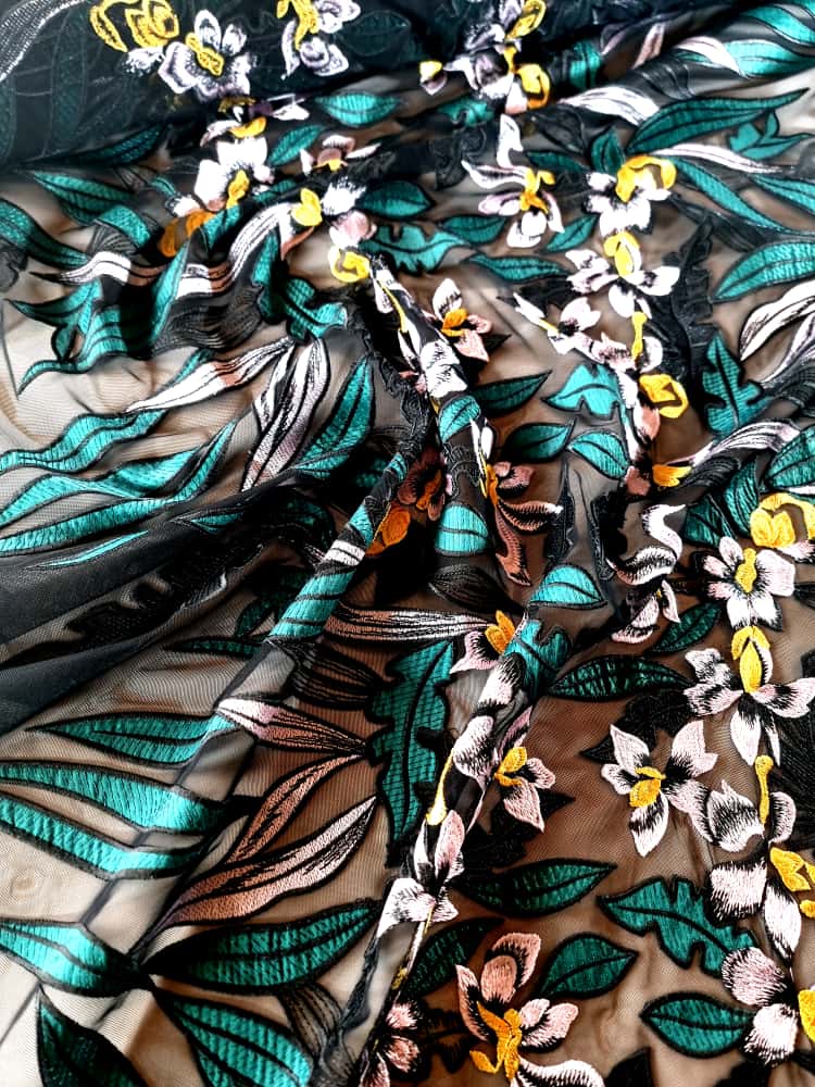 Broderie pe suport de tulle fin - model cu ghirlande, Verde/Galben/Negru - imagine 9