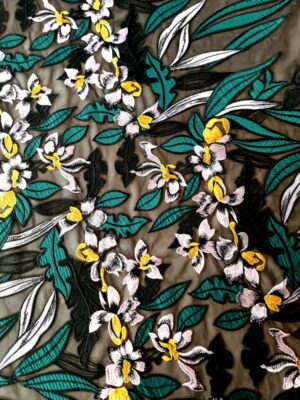 Broderie pe suport de tulle fin - model cu ghirlande, Verde/Galben/Negru