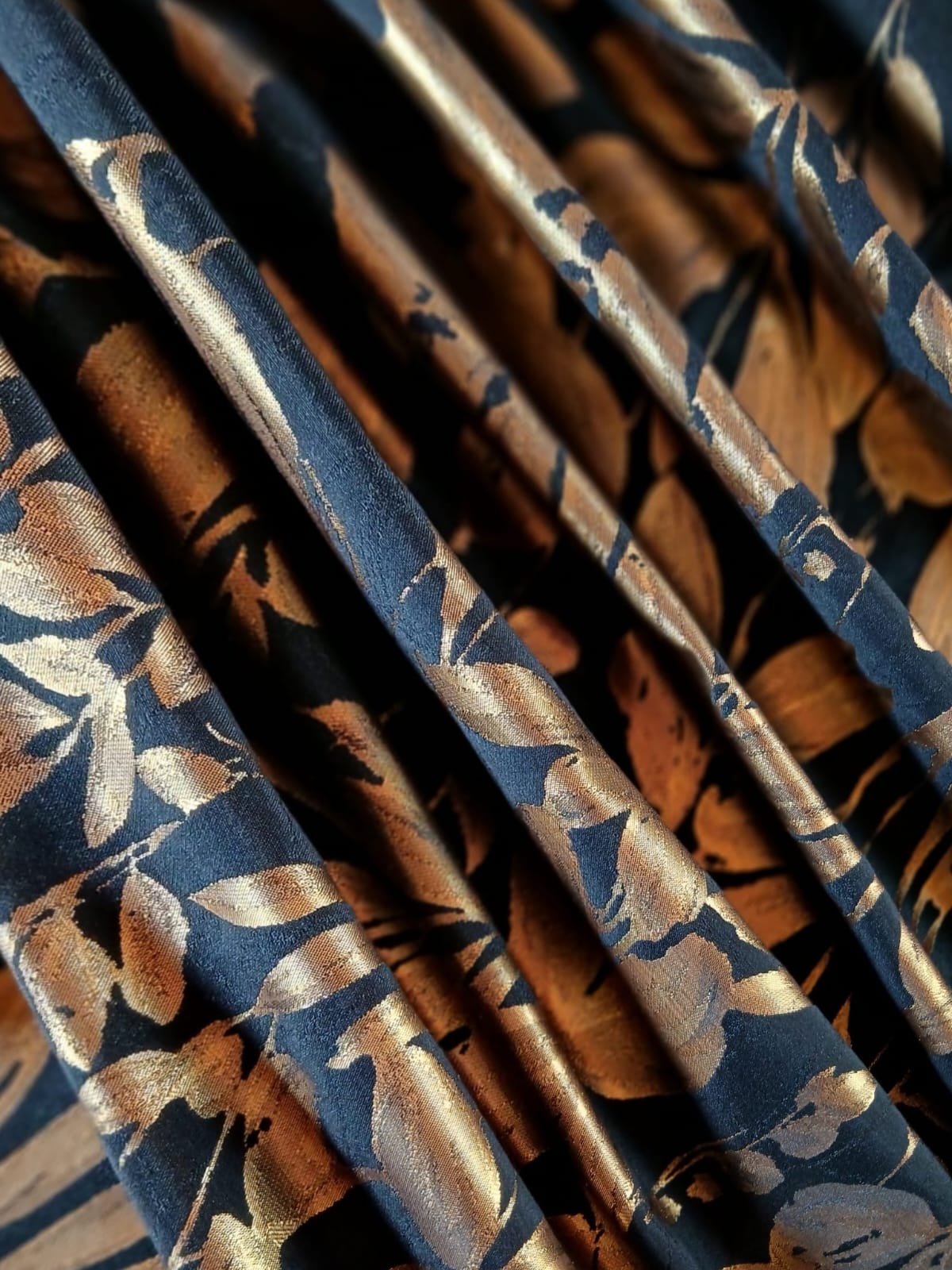 Tesatura Jacquard cu inserții de fir lurex - design cu flori aurii pe fond negru - imagine 6