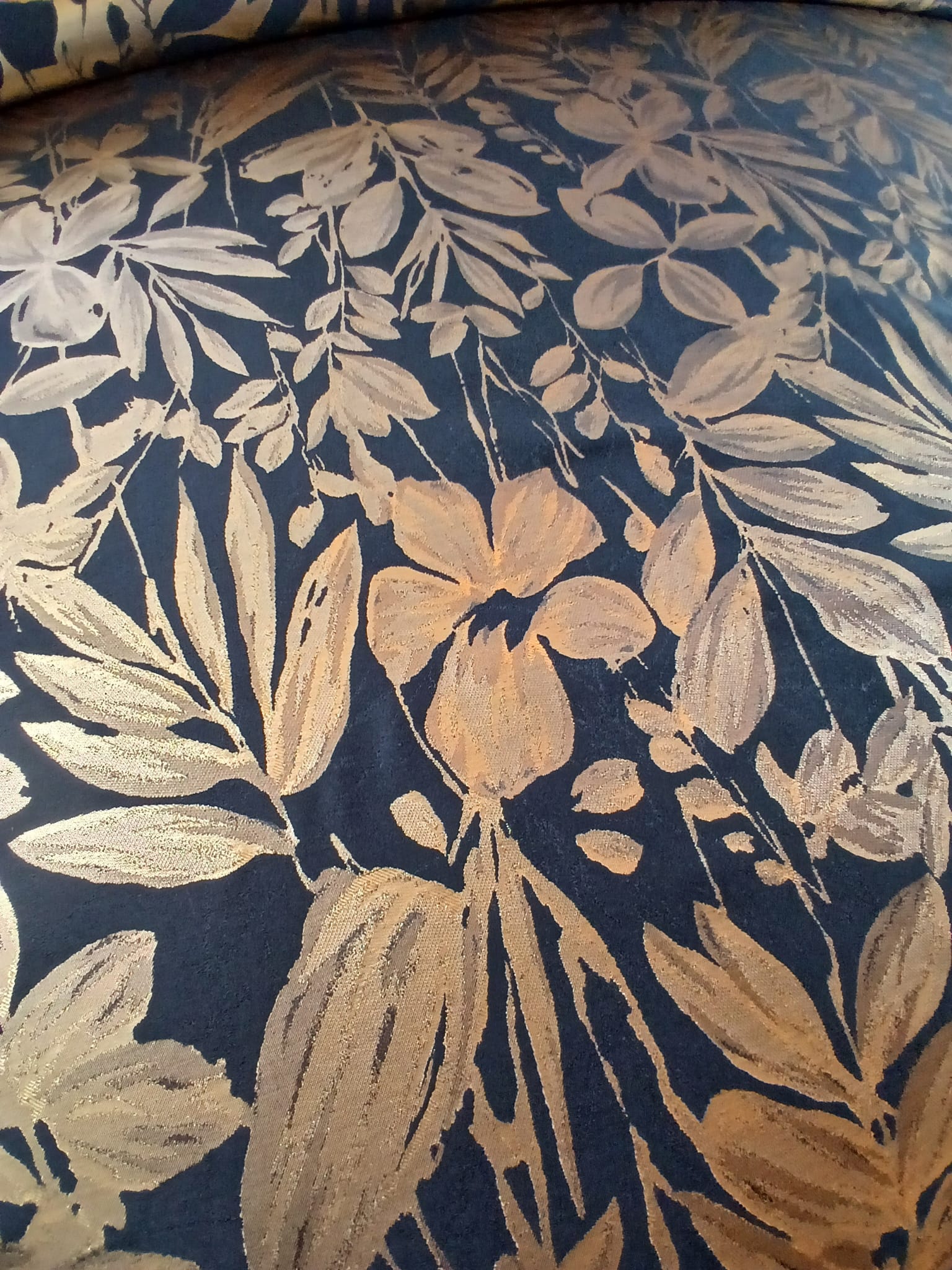 Tesatura Jacquard cu inserții de fir lurex - design cu flori aurii pe fond negru - imagine 7