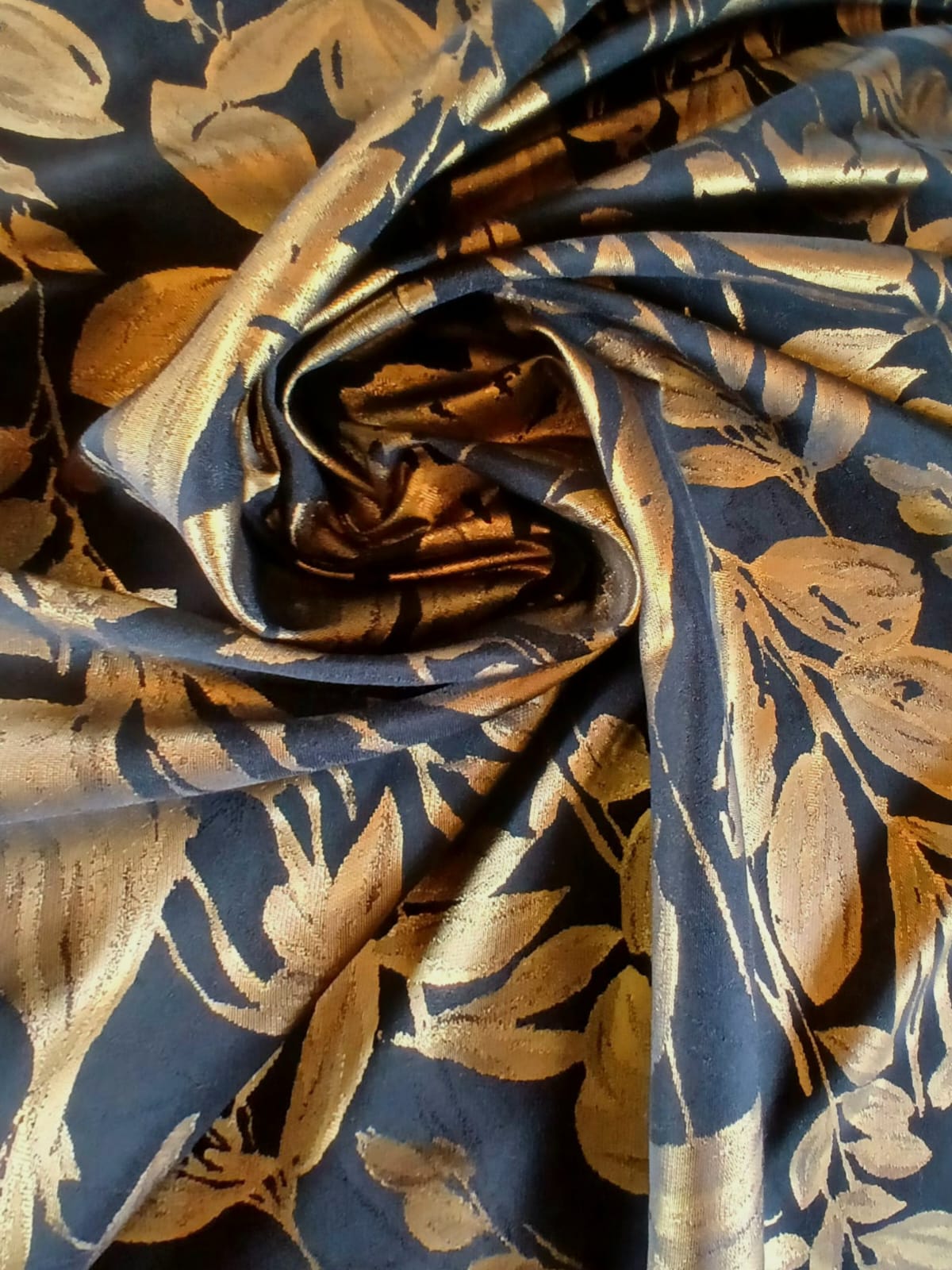 Tesatura Jacquard cu inserții de fir lurex - design cu flori aurii pe fond negru - imagine 5