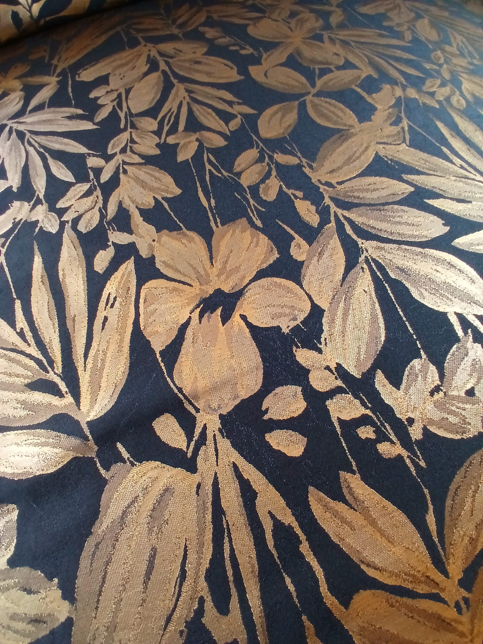 Tesatura Jacquard cu inserții de fir lurex - design cu flori aurii pe fond negru - imagine 4