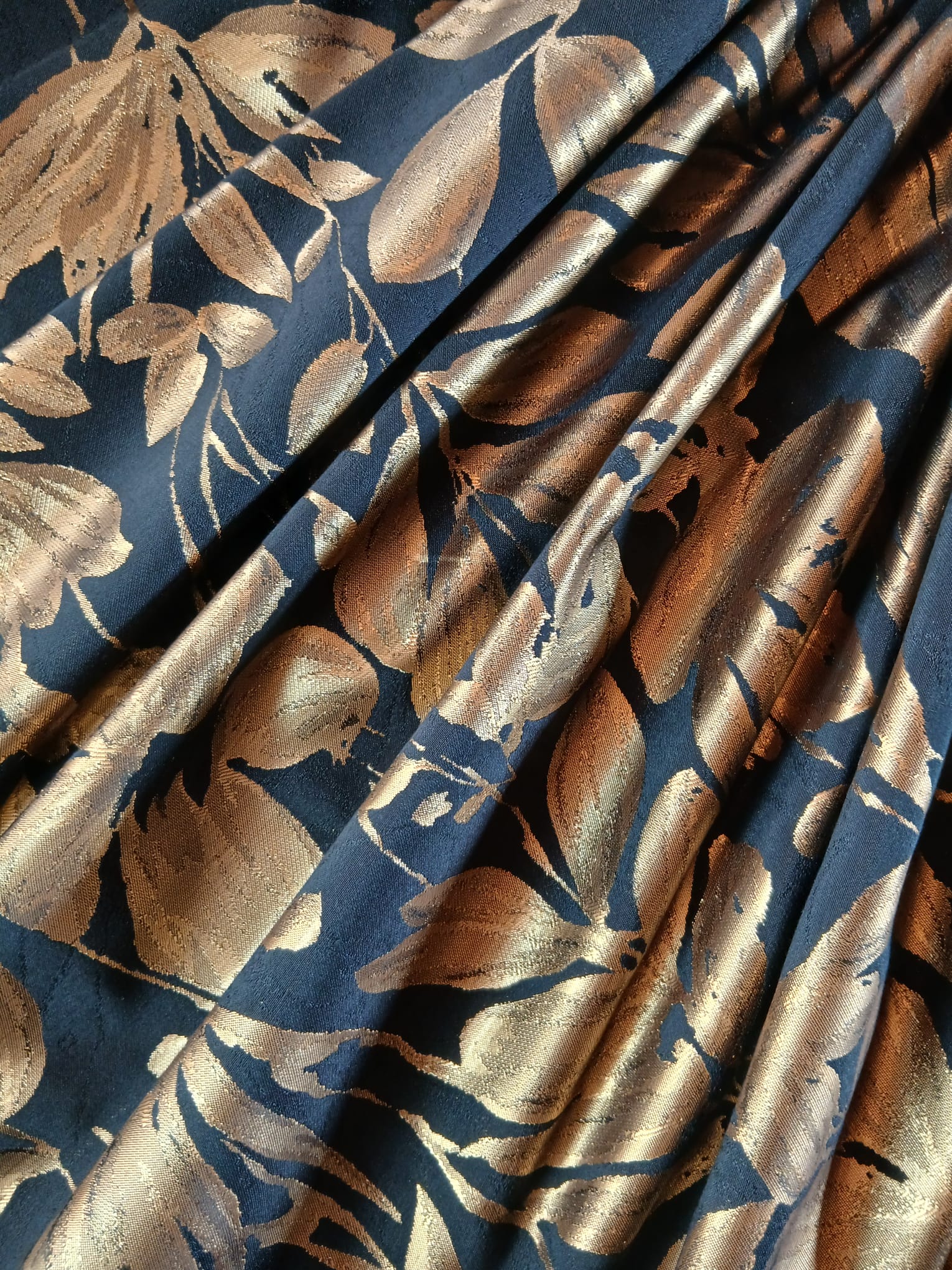 Tesatura Jacquard cu inserții de fir lurex - design cu flori aurii pe fond negru - imagine 3