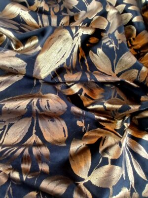 Tesatura Jacquard cu inserții de fir lurex  - design cu flori aurii pe fond negru