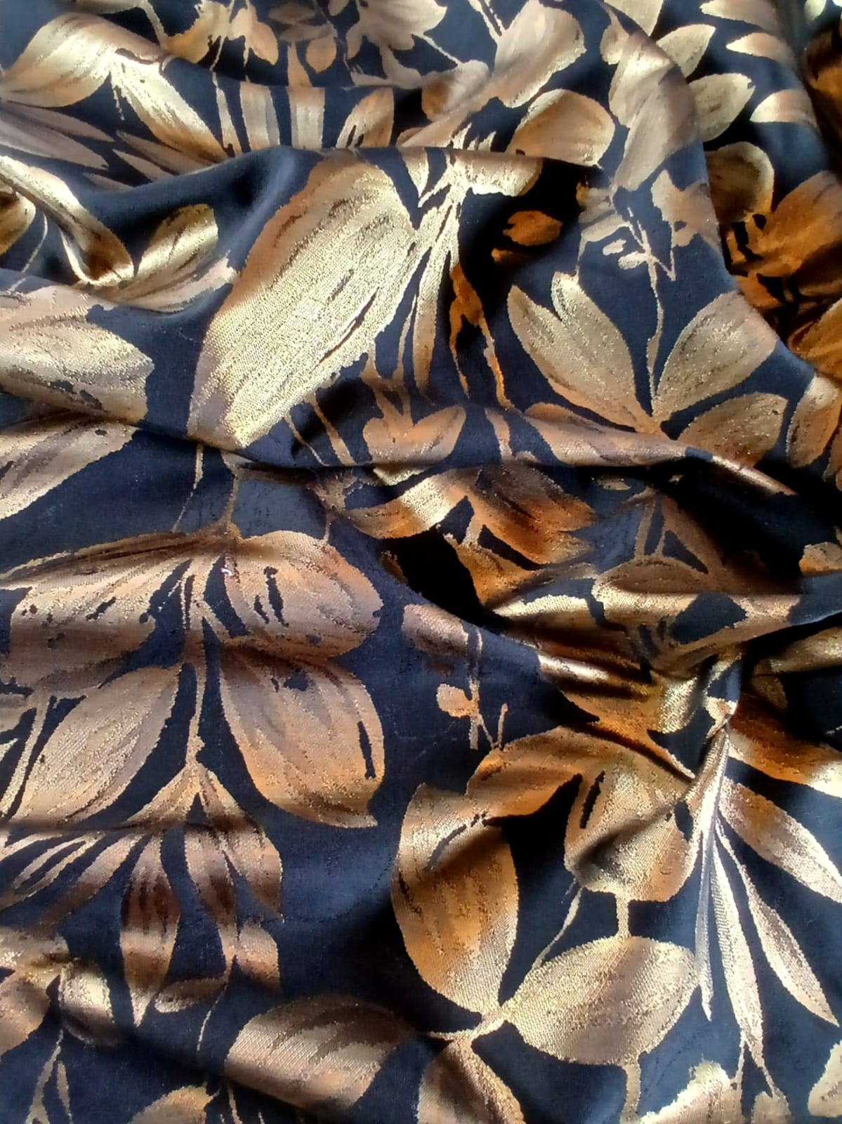 Tesatura Jacquard cu inserții de fir lurex - design cu flori aurii pe fond negru