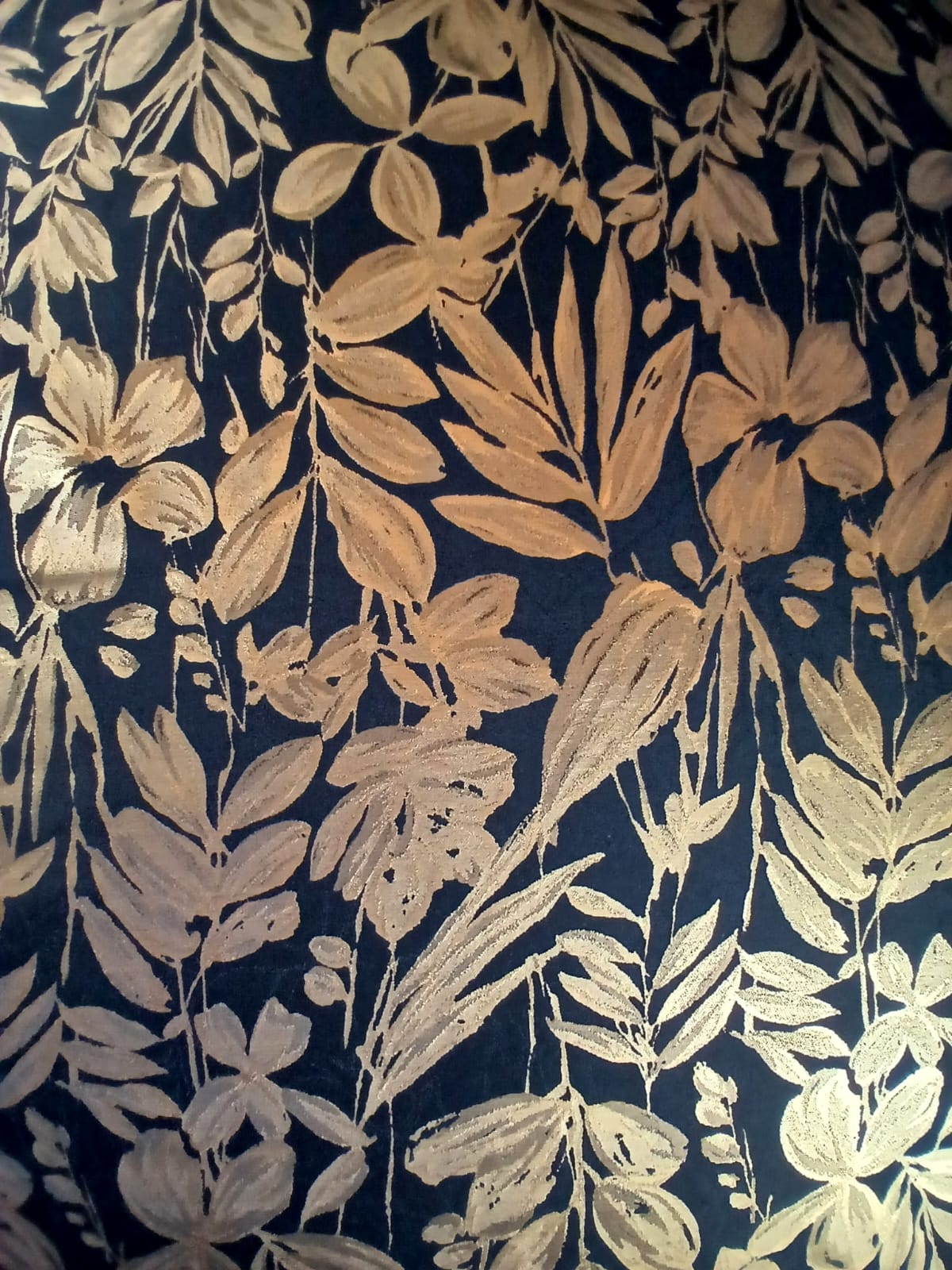 Tesatura Jacquard cu inserții de fir lurex - design cu flori aurii pe fond negru - imagine 2