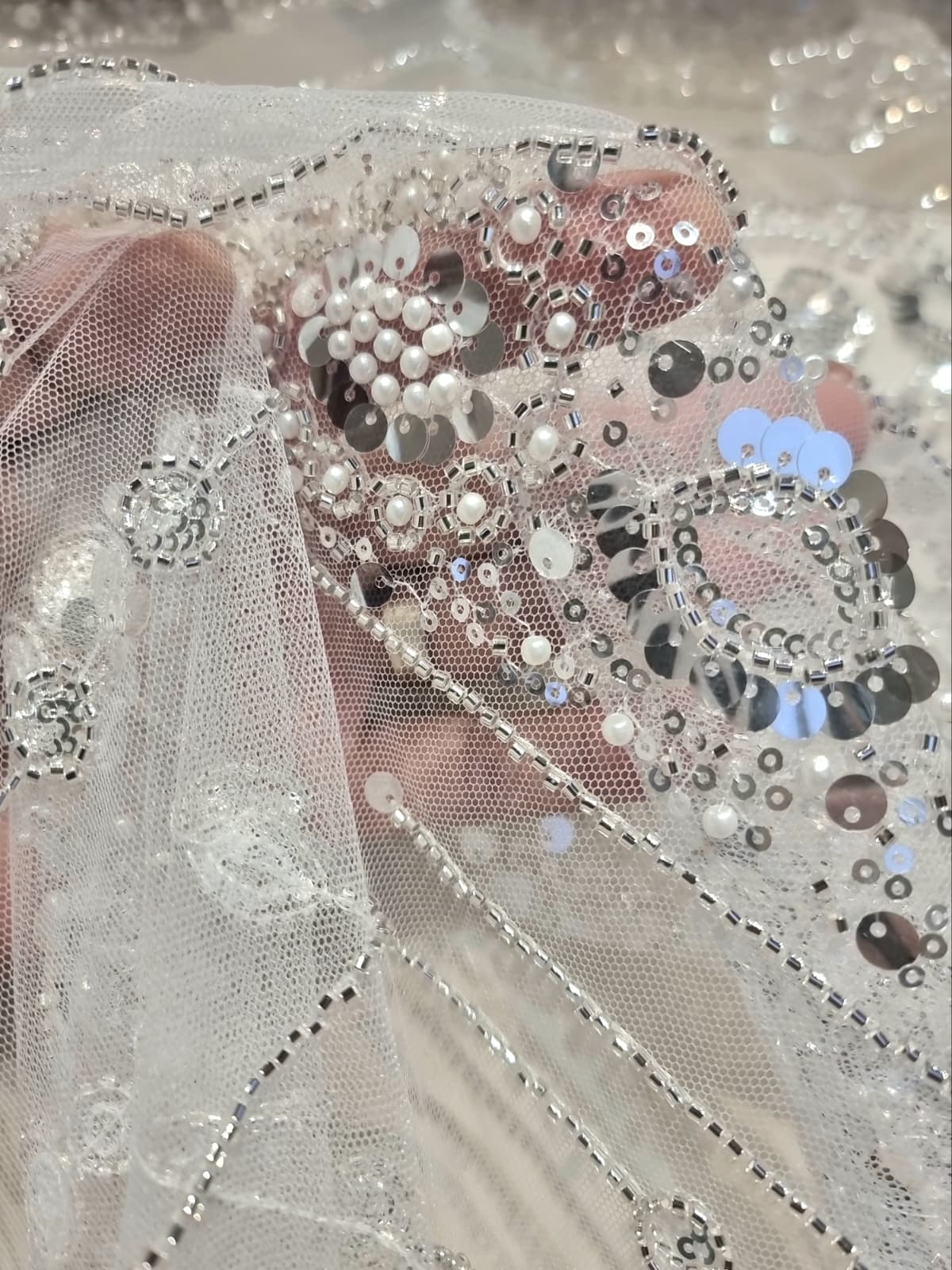 Tesatura brodata cu perle - paiete și mărgele, Alb/Argintiu - imagine 10