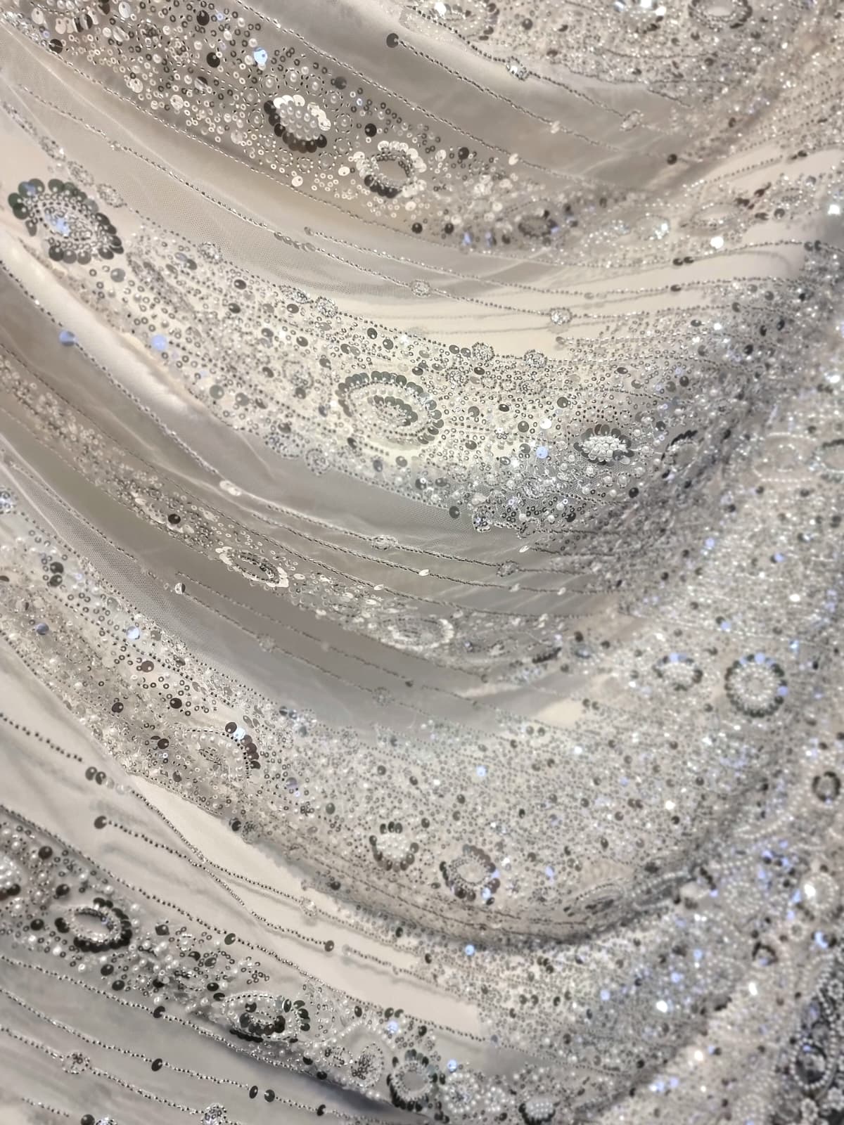 Tesatura brodata cu perle - paiete și mărgele, Alb/Argintiu