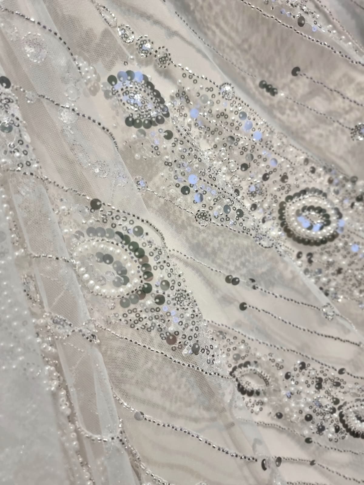 Tesatura brodata cu perle - paiete și mărgele, Alb/Argintiu - imagine 9