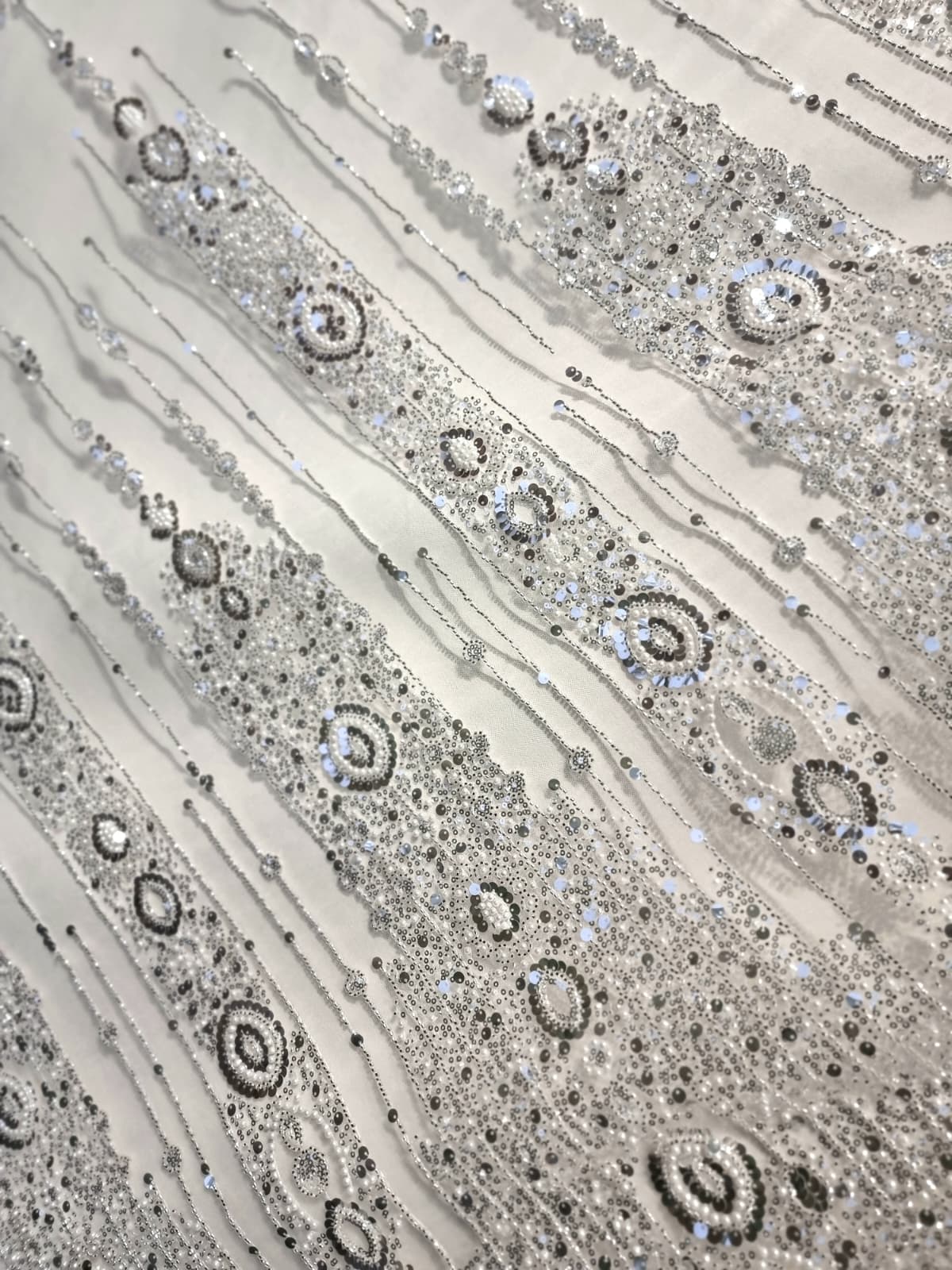 Tesatura brodata cu perle - paiete și mărgele, Alb/Argintiu - imagine 8