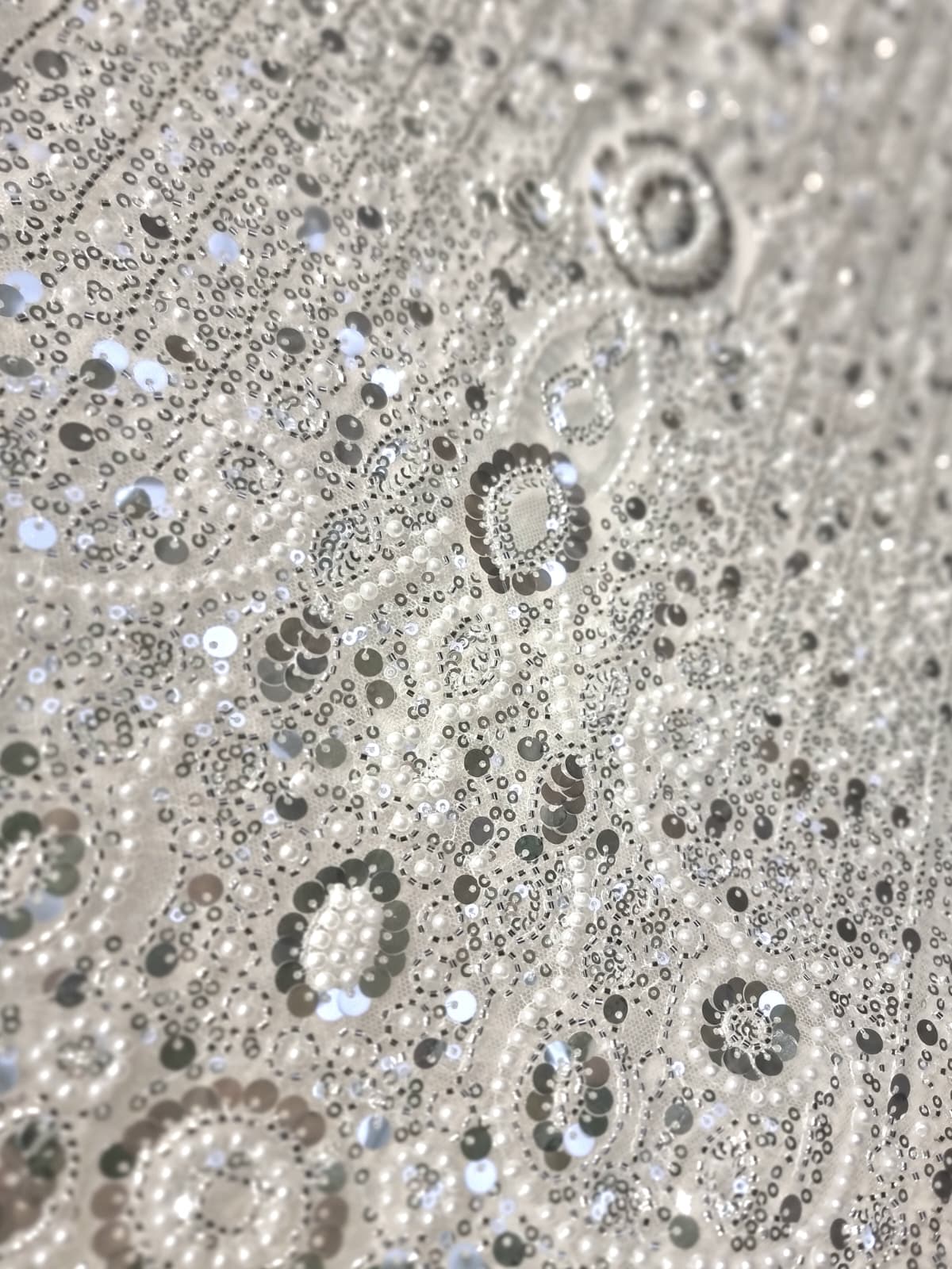 Tesatura brodata cu perle - paiete și mărgele, Alb/Argintiu - imagine 7