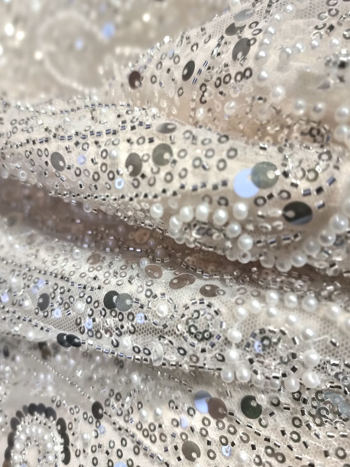 Tesatura brodata cu perle - paiete și mărgele, Alb/Argintiu - imagine 6