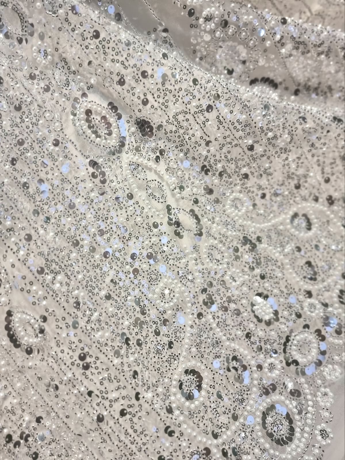 Tesatura brodata cu perle - paiete și mărgele, Alb/Argintiu - imagine 5