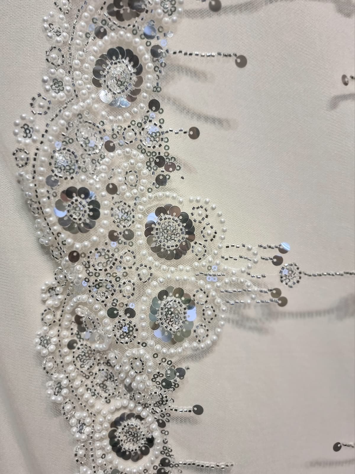Tesatura brodata cu perle - paiete și mărgele, Alb/Argintiu - imagine 4