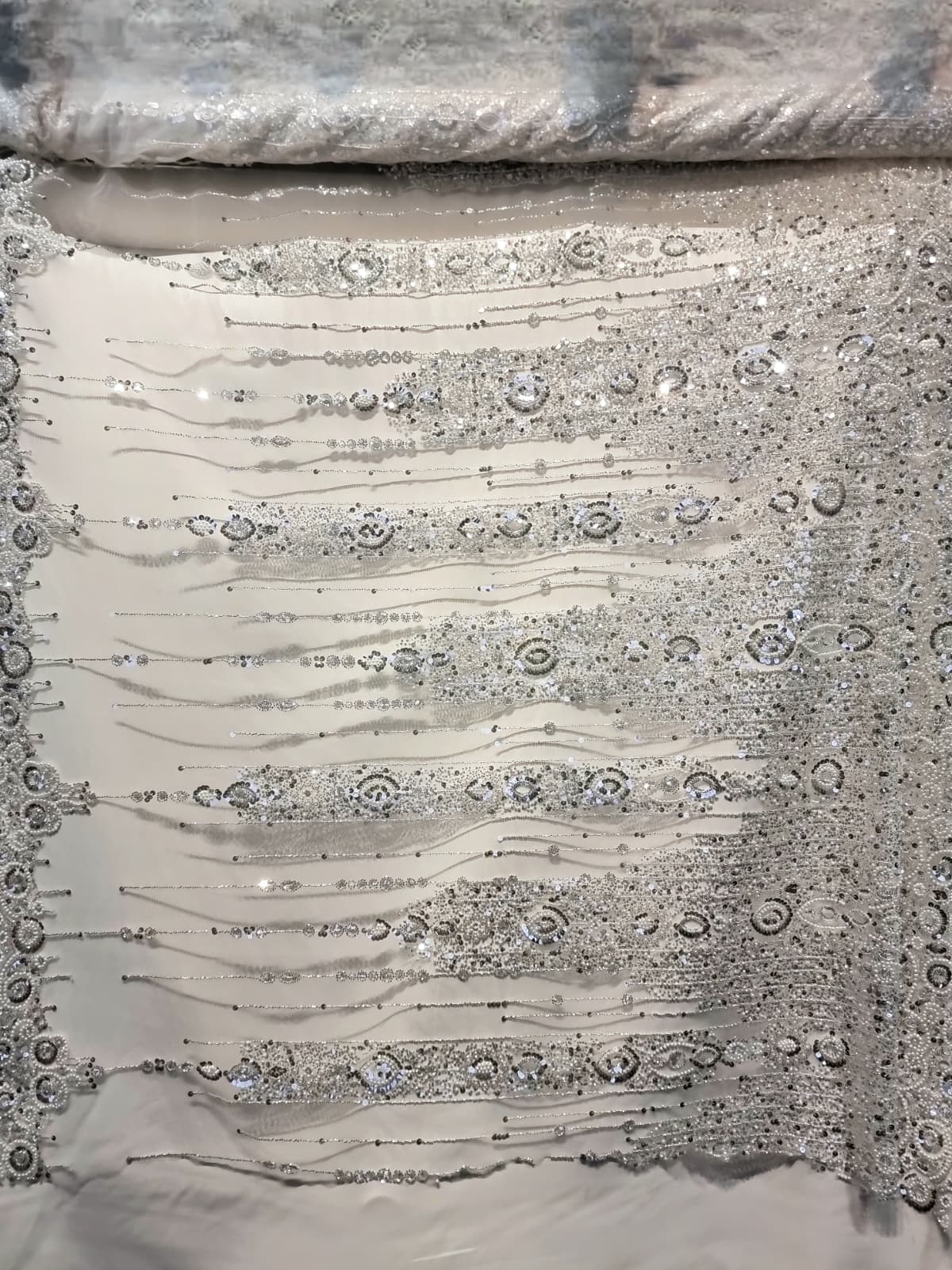 Tesatura brodata cu perle - paiete și mărgele, Alb/Argintiu - imagine 3