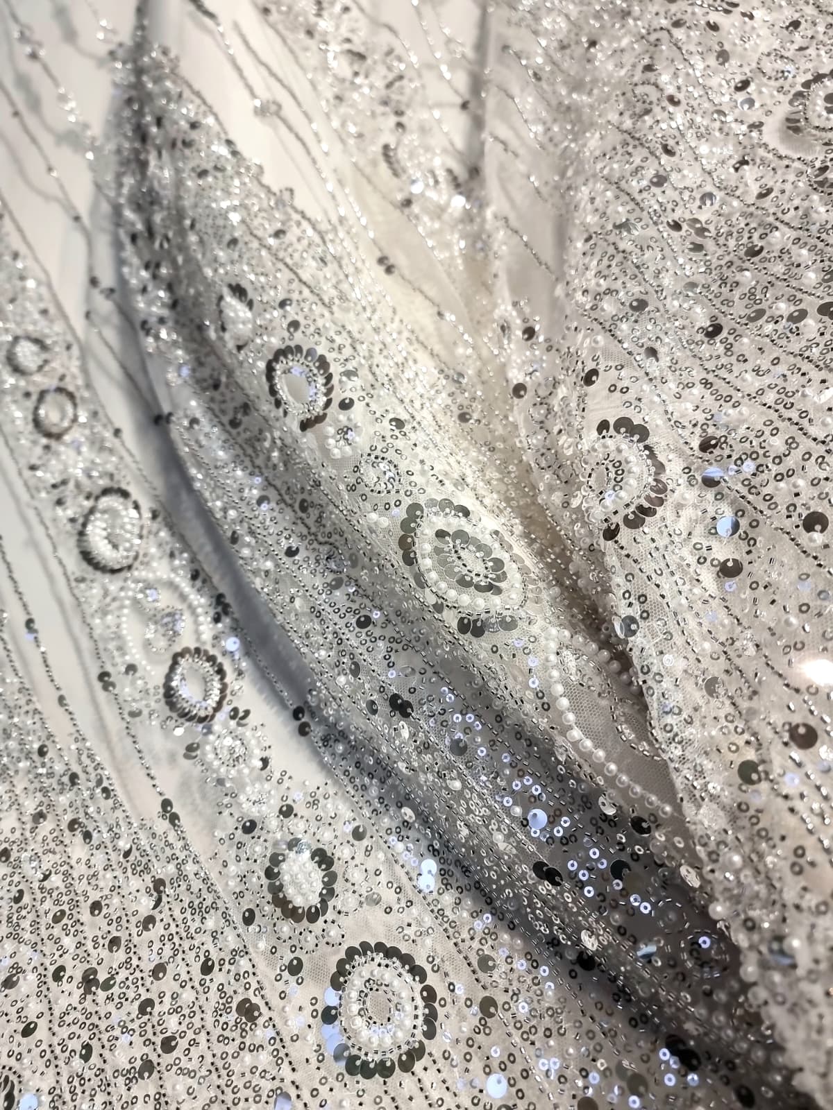 Tesatura brodata cu perle - paiete și mărgele, Alb/Argintiu - imagine 2