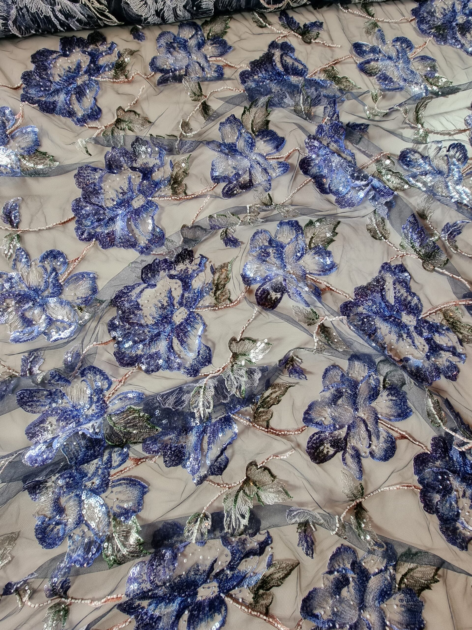 Tesatura brodata cu paiete si margele pe suport de tulle elastic - floral, Albastru-indigo / Bleumarin