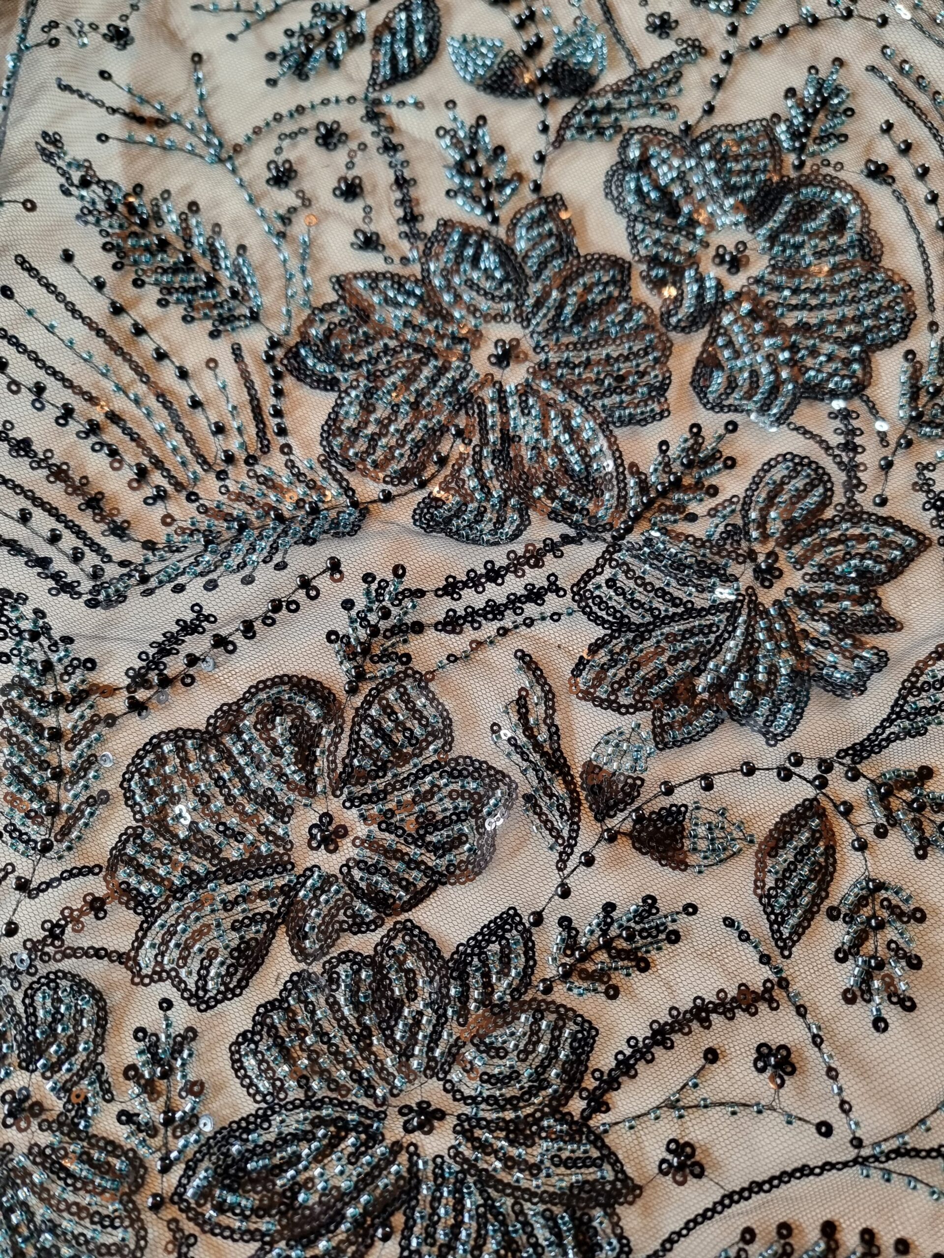 Tesatura brodata cu aplicații de paiete si mărgele mici pe suport de tulle elastic, Negru / Bleumarin