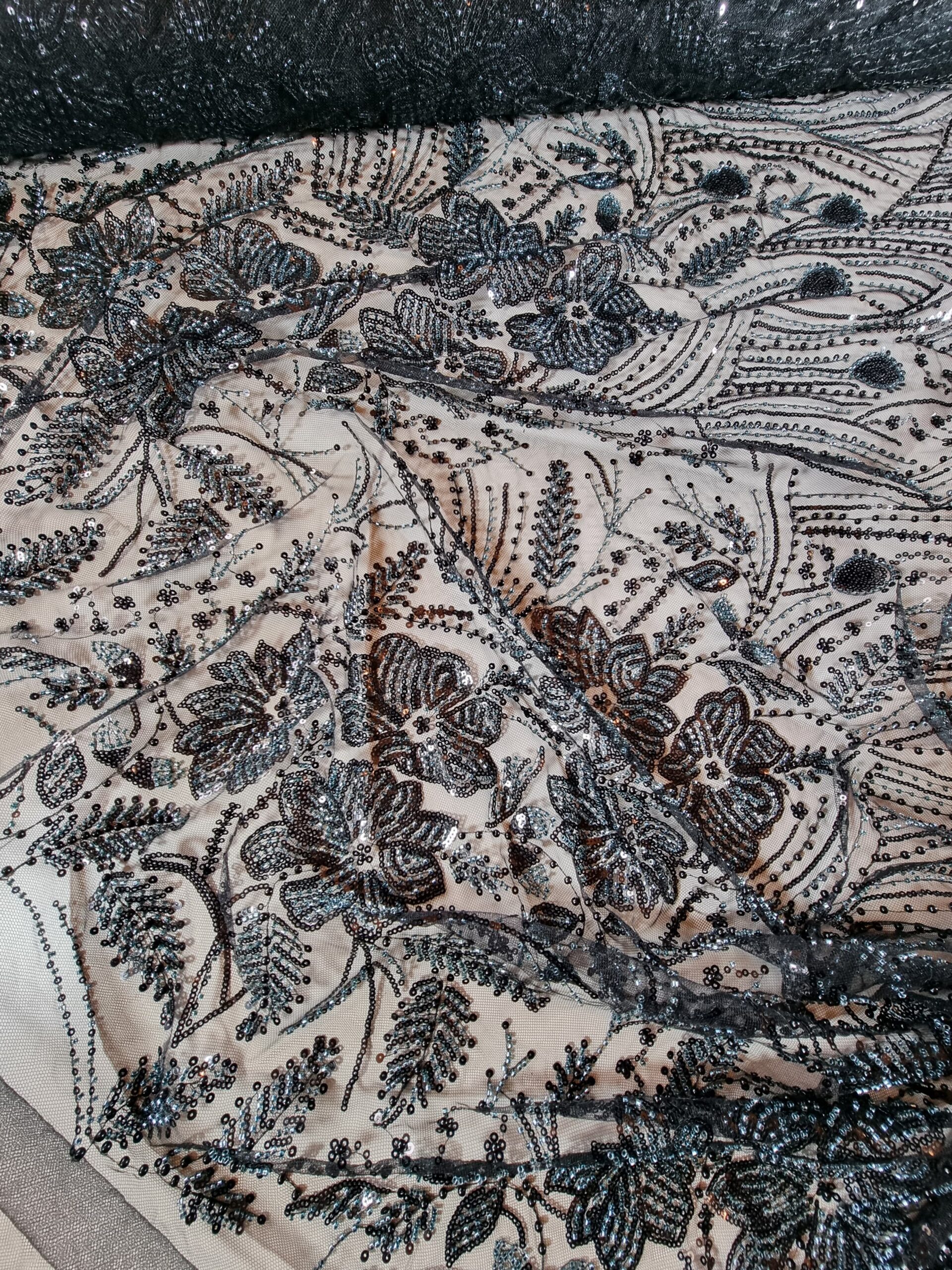 Tesatura brodata cu aplicații de paiete si mărgele mici pe suport de tulle elastic, Negru / Bleumarin - imagine 7