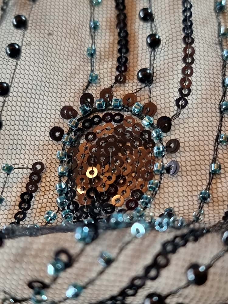 Tesatura brodata cu aplicații de paiete si mărgele mici pe suport de tulle elastic, Negru / Bleumarin - imagine 9