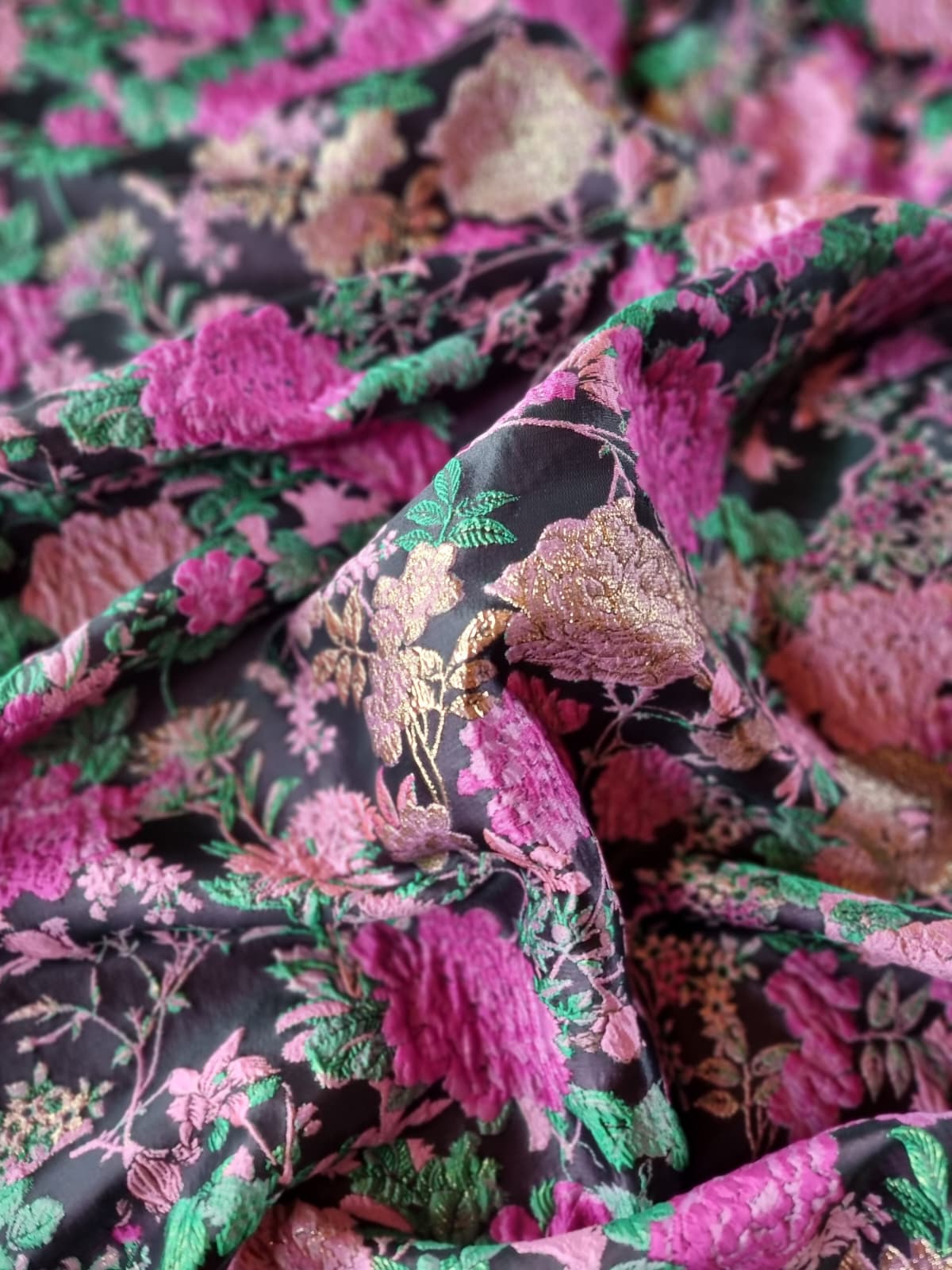 Tesatura Brocart pretios cu flori Cyclamen - Roz - Auriu pe fond Negru - imagine 11