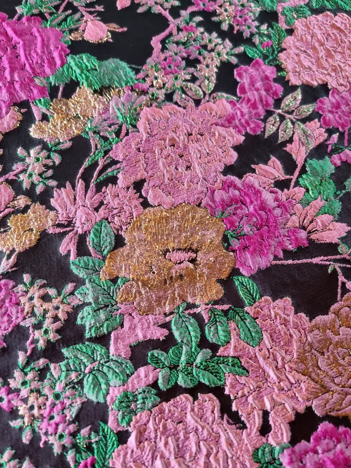 Tesatura Brocart pretios cu flori Cyclamen - Roz - Auriu pe fond Negru - imagine 3