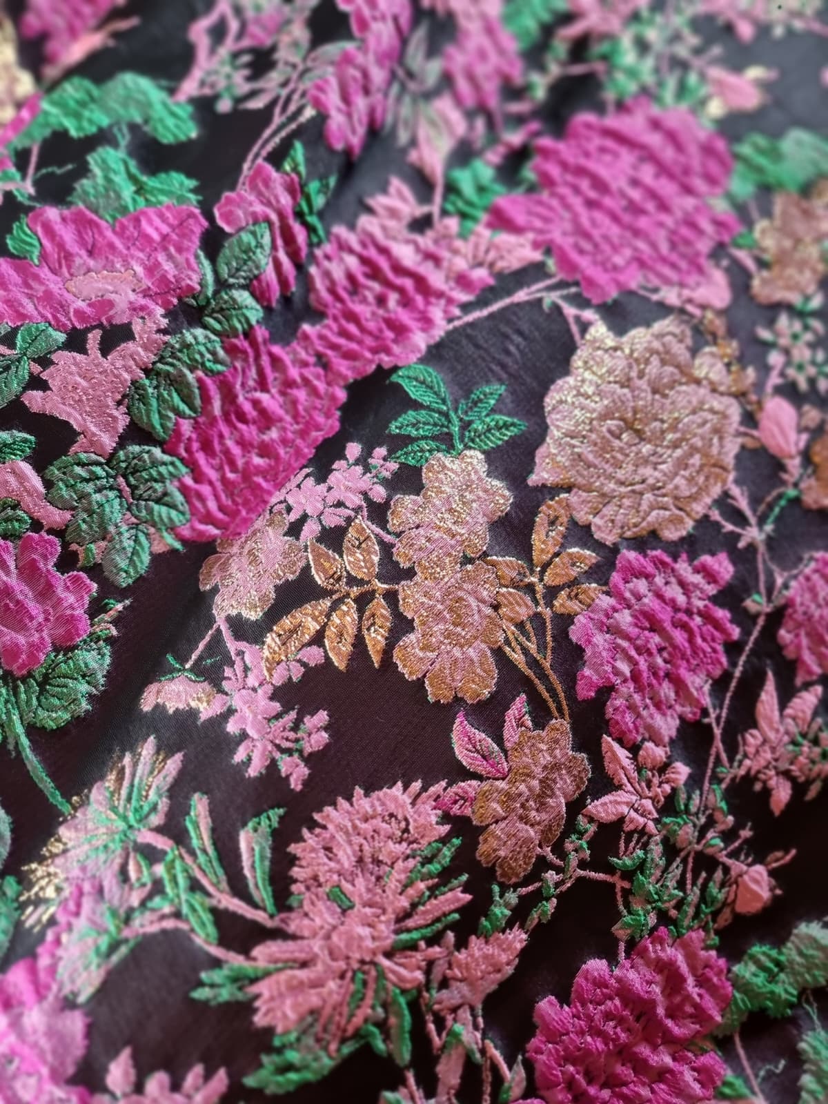 Tesatura Brocart pretios cu flori Cyclamen - Roz - Auriu pe fond Negru - imagine 4