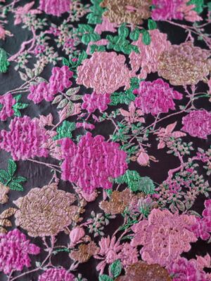 Tesatura Brocart pretios cu flori Cyclamen - Roz - Auriu pe fond Negru