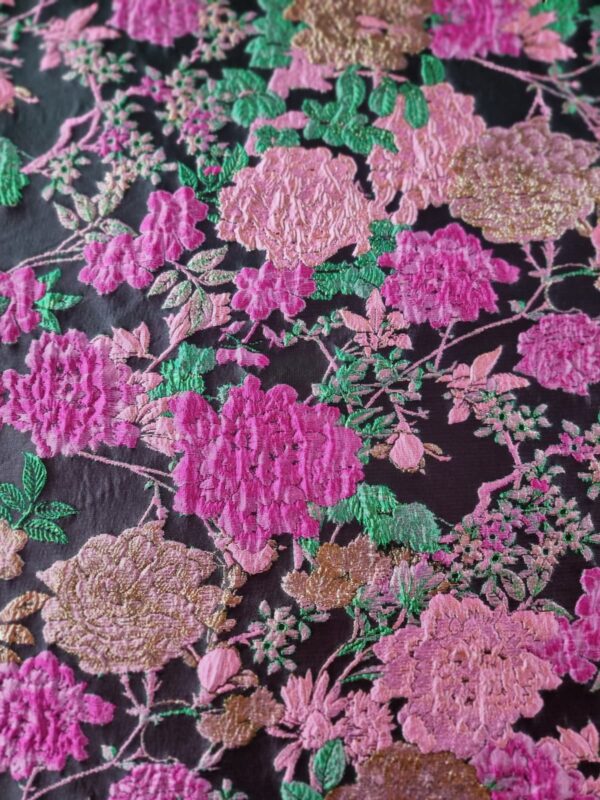Tesatura Brocart pretios cu flori Cyclamen – Roz – Auriu pe fond Negru