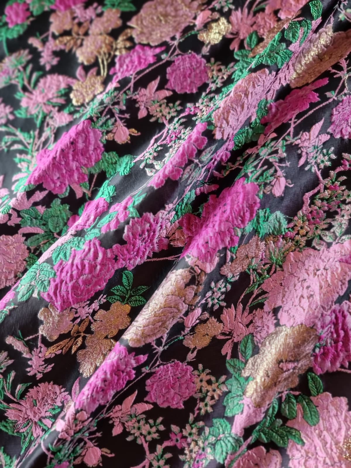 Tesatura Brocart pretios cu flori Cyclamen - Roz - Auriu pe fond Negru - imagine 6