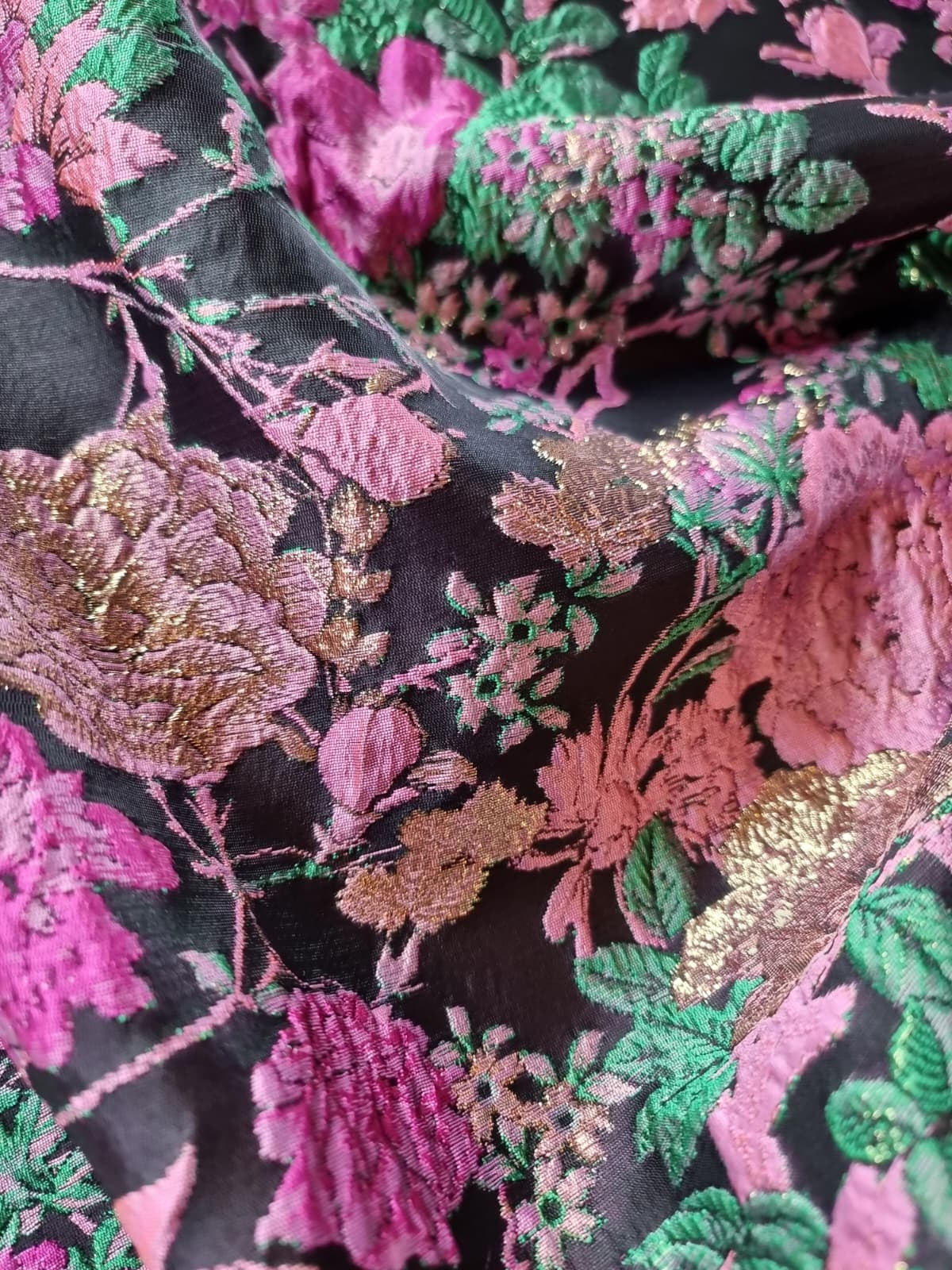 Tesatura Brocart pretios cu flori Cyclamen - Roz - Auriu pe fond Negru - imagine 7