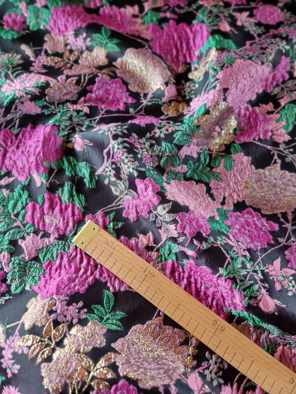 Tesatura Brocart pretios cu flori Cyclamen - Roz - Auriu pe fond Negru - imagine 2