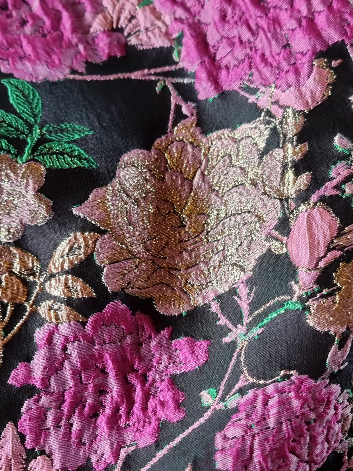 Tesatura Brocart pretios cu flori Cyclamen - Roz - Auriu pe fond Negru - imagine 8