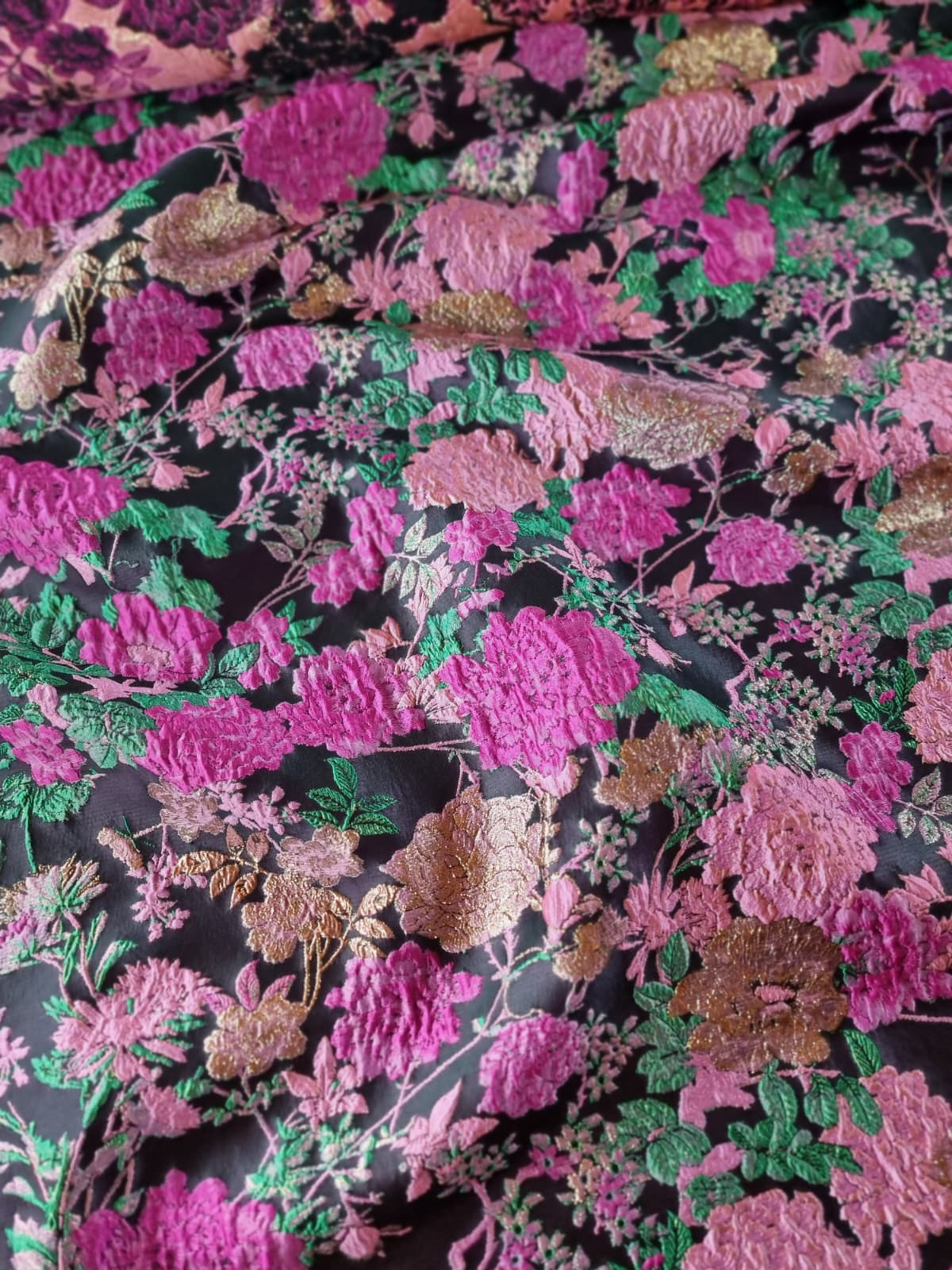 Tesatura Brocart pretios cu flori Cyclamen - Roz - Auriu pe fond Negru - imagine 9
