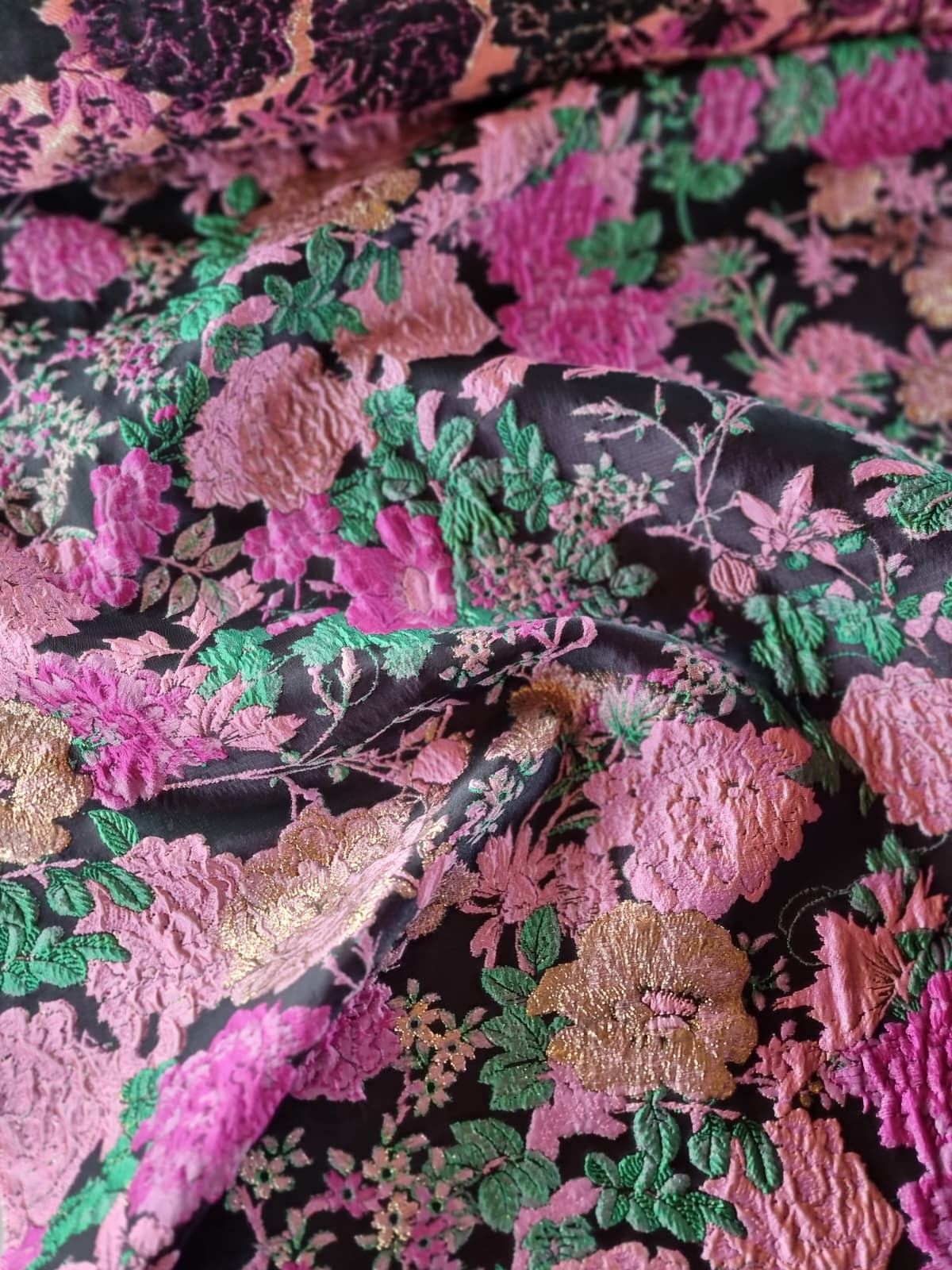 Tesatura Brocart pretios cu flori Cyclamen - Roz - Auriu pe fond Negru - imagine 10