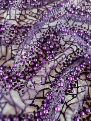 Tesatura brodata cu aplicații de mărgele si pietricele - borduri finite, Mov