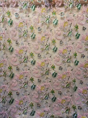Tesatura brodata cu mărgele și paiete pe suport de tulle - model floral, Roz pal / Nude / Verde