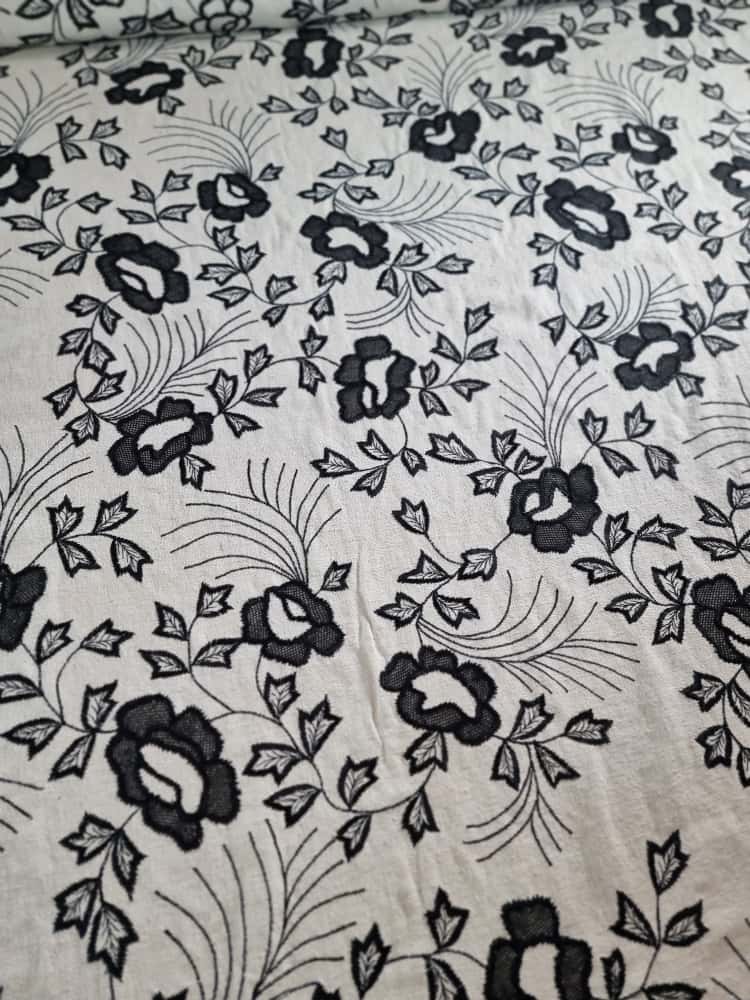 Tesatura brodata din matase naturala cu motive florale, Ivoire / Negru
