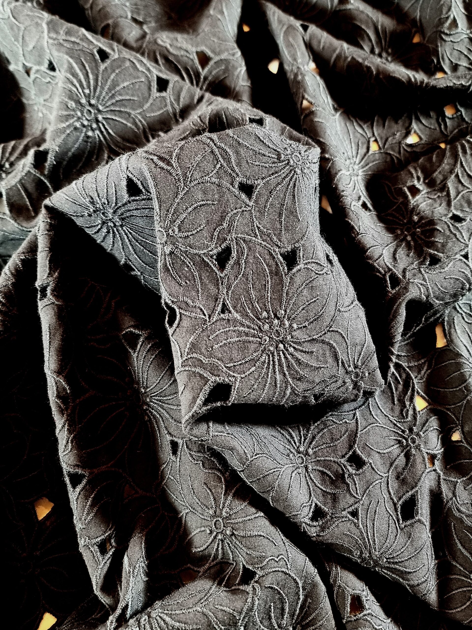 Broderie spartă pe suport de bumbac fin - design floral, Negru - imagine 2