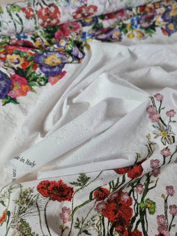 Tesatura din bumbac brodat și imprimat sub formă de panou – floral, multicolor pe fond alb