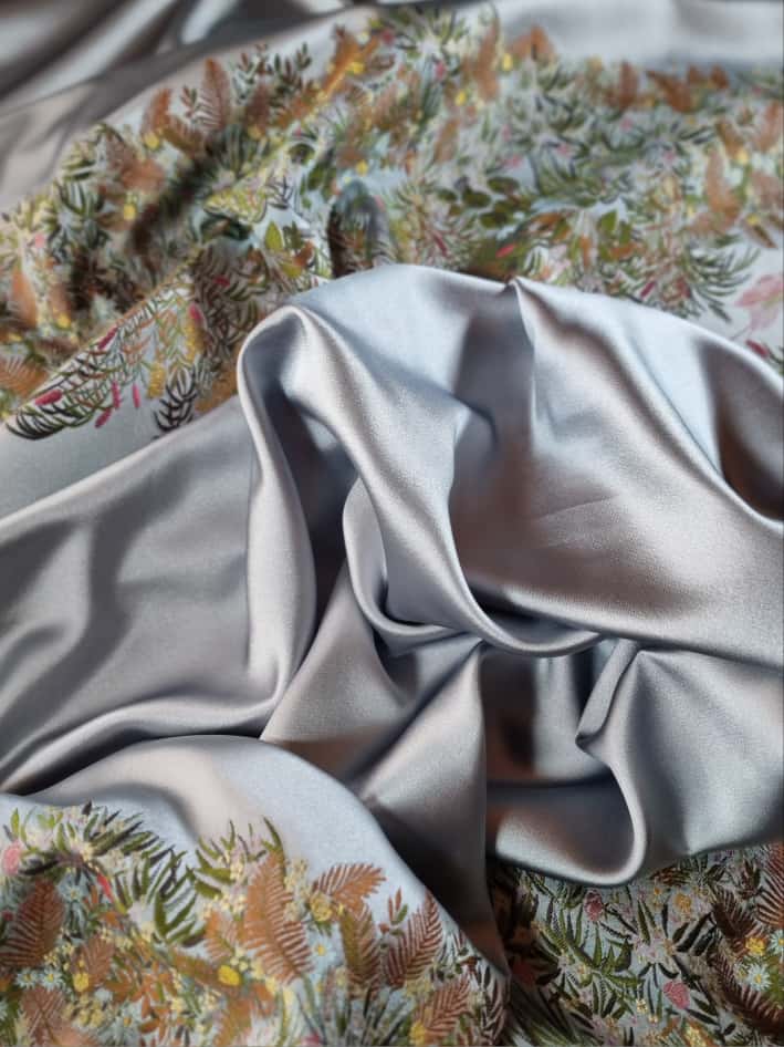 Tesatura crepe jacquard - tip panou cu motive florale, Gri / Argintiu