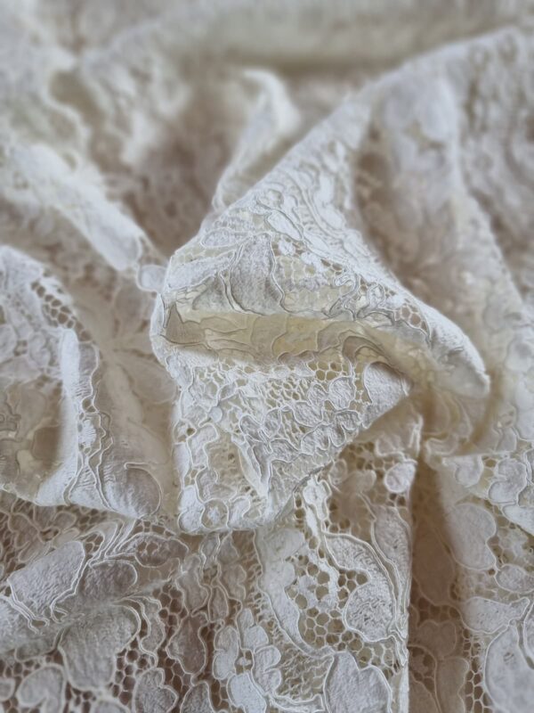 Dantela ajurată din fibre naturale – model floral, Ivoire