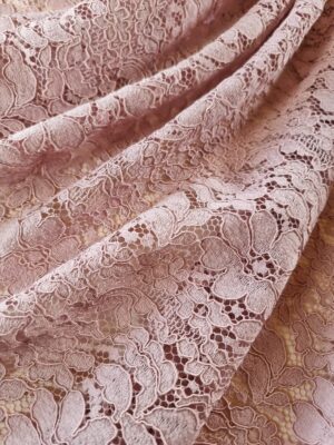 Dantela ajurată din fibre naturale - model floral, Roz prafuit
